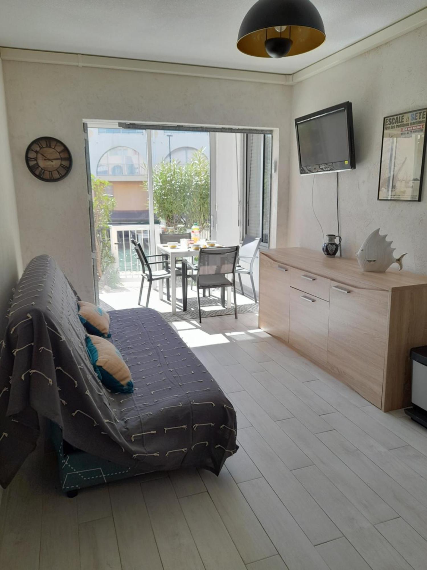 Climatise 200 M Parking Apartment