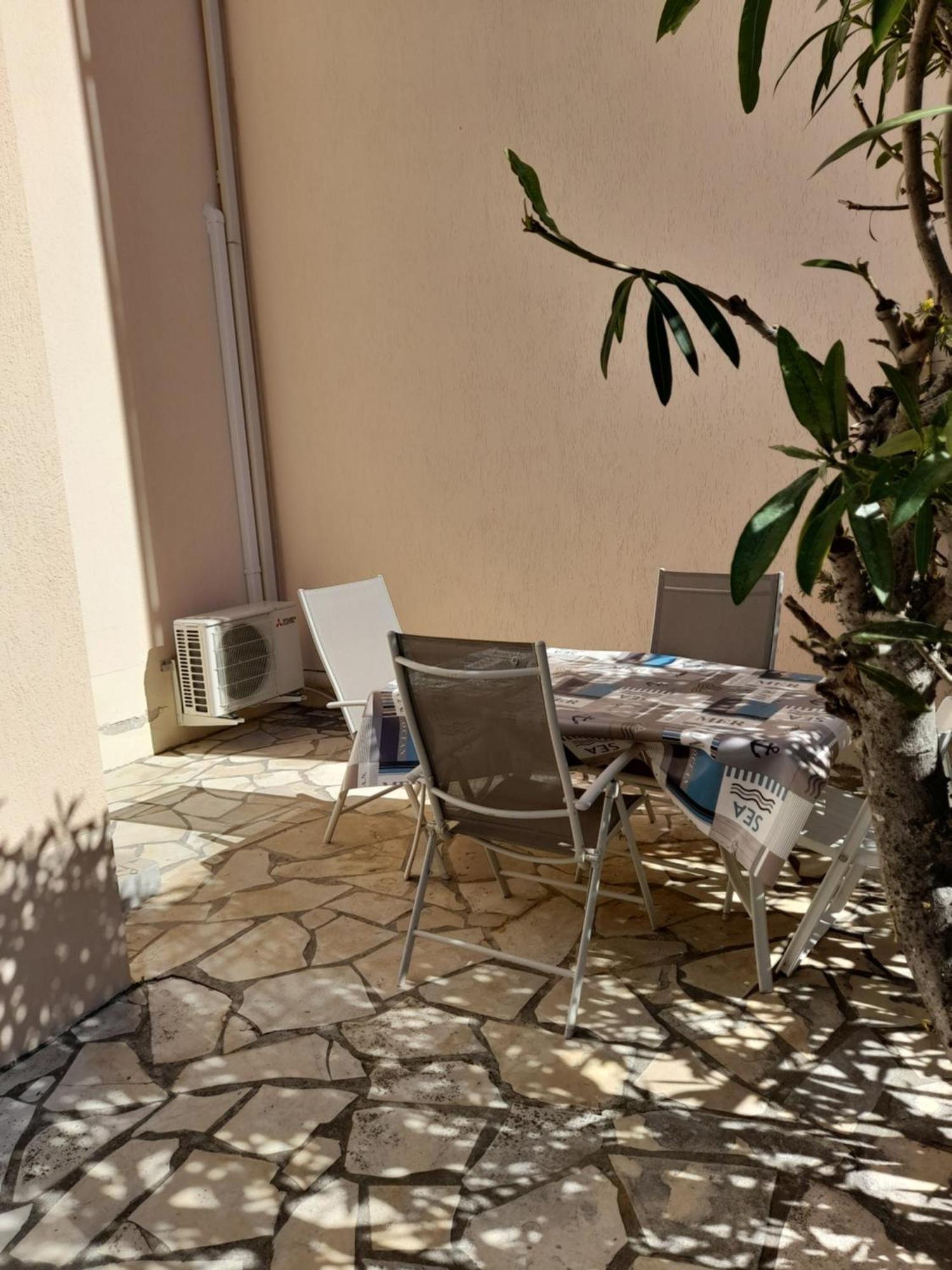 Apartment Climatise 200 M Parking Sete